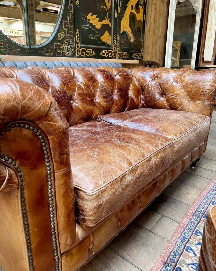 Canapé Chesterfield Et Deux Poufs-photo-2