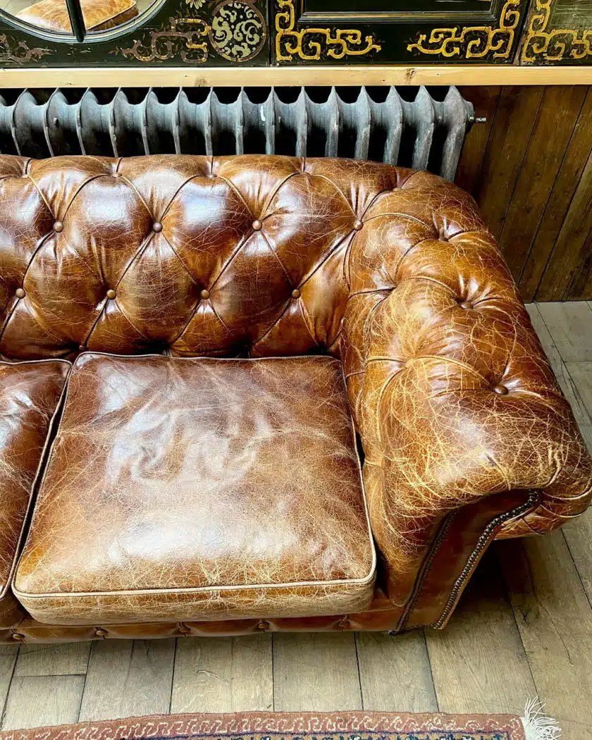 Canapé Chesterfield Et Deux Poufs-photo-3