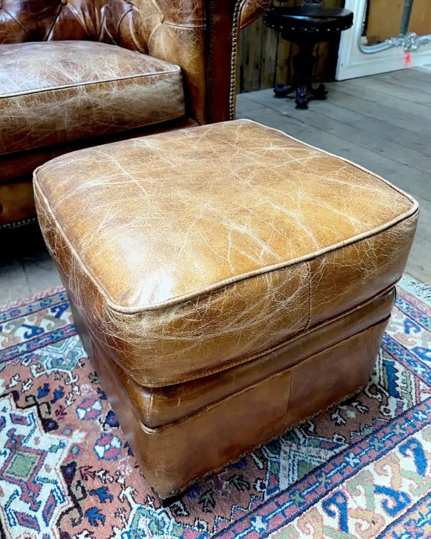 Canapé Chesterfield Et Deux Poufs-photo-5