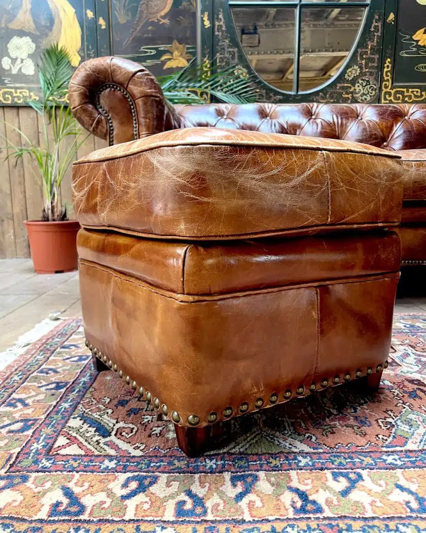 Canapé Chesterfield Et Deux Poufs-photo-7