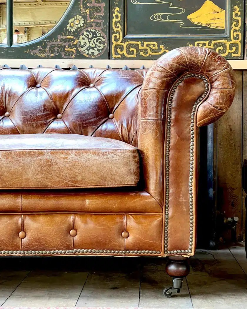 Canapé Chesterfield Et Deux Poufs-photo-8