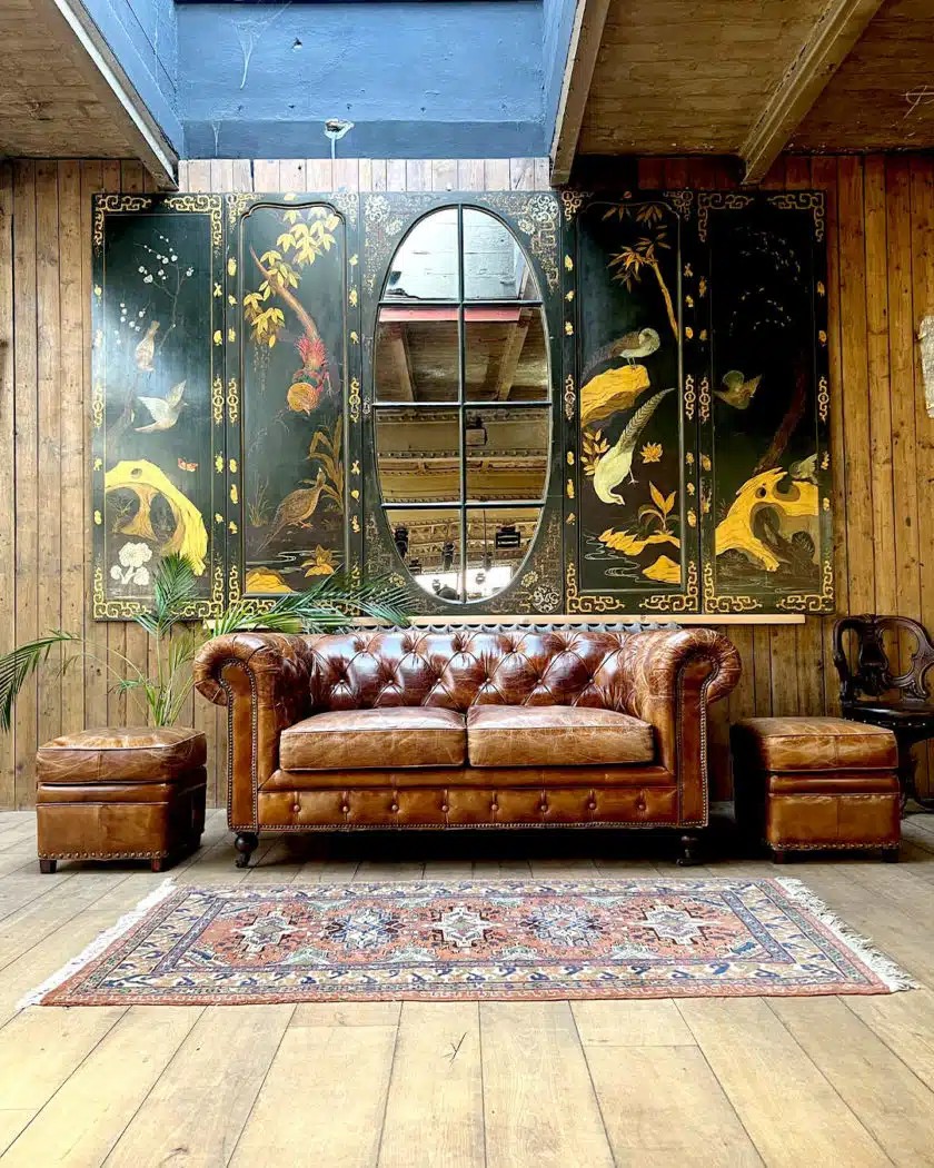Canapé Chesterfield Et Deux Poufs