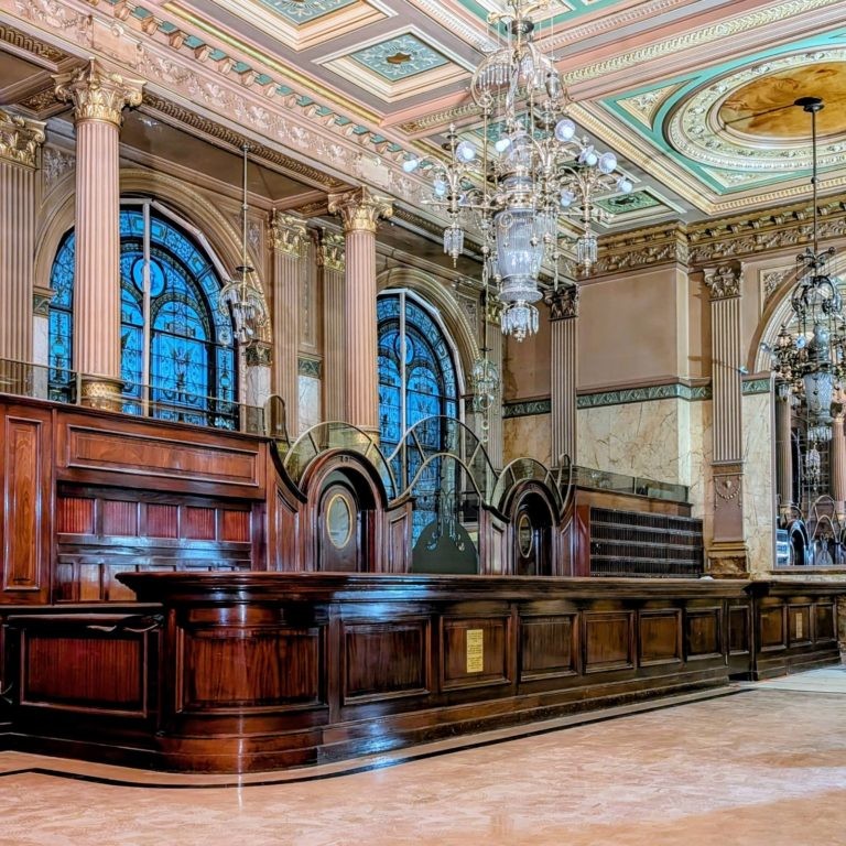 Important Comptoir D’accueil D’hôtellerie (11,5m) Avec Son Arrière Comptoir (16,9m)