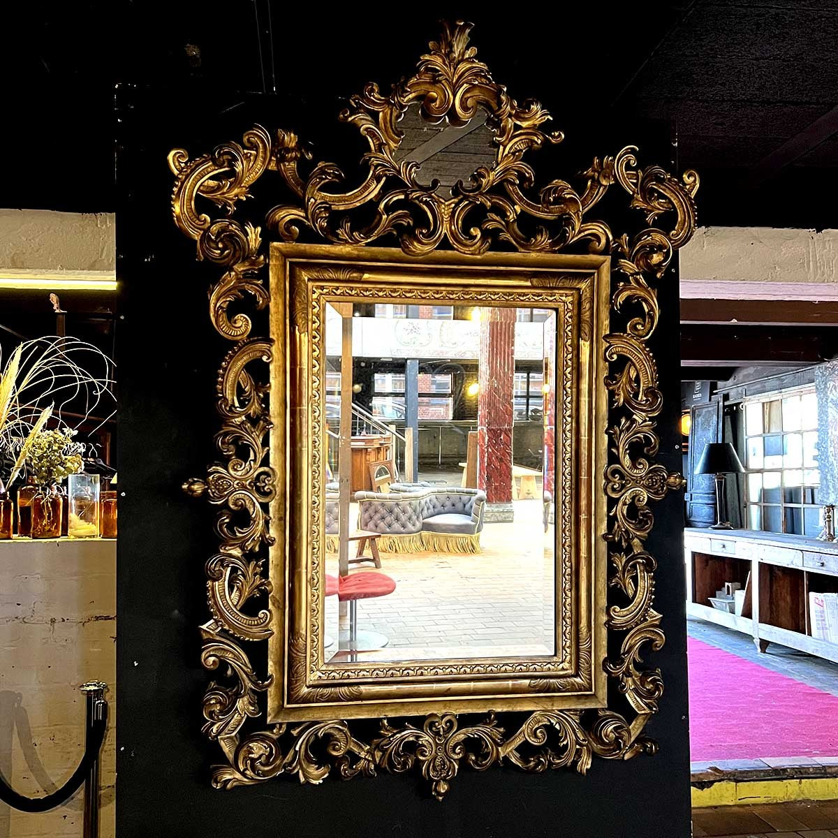 Miroir en bois et stuc doré de style rocaille Louis XV
