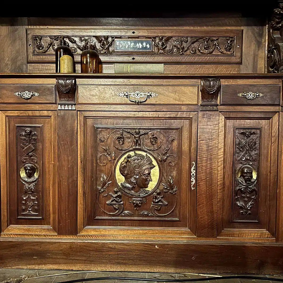 Boiserie bibliothèque normande d’esprit Louis XIII en noyer et dorure-photo-4