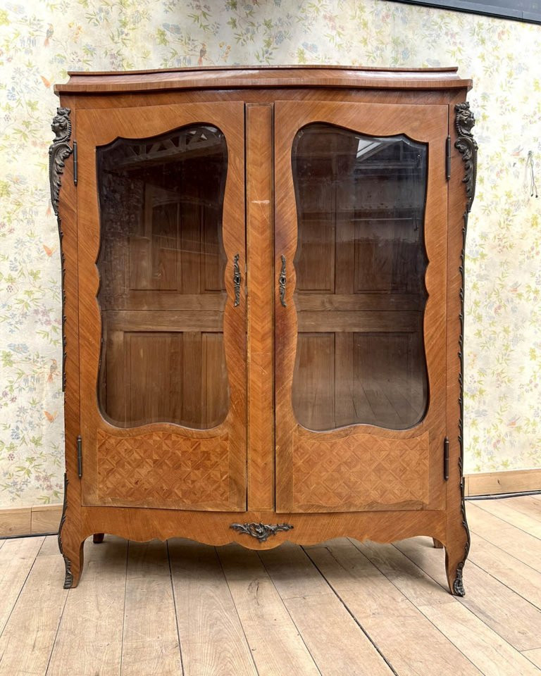 Vitrine de style Louis XV avec ses bronzes d’origine-photo-4