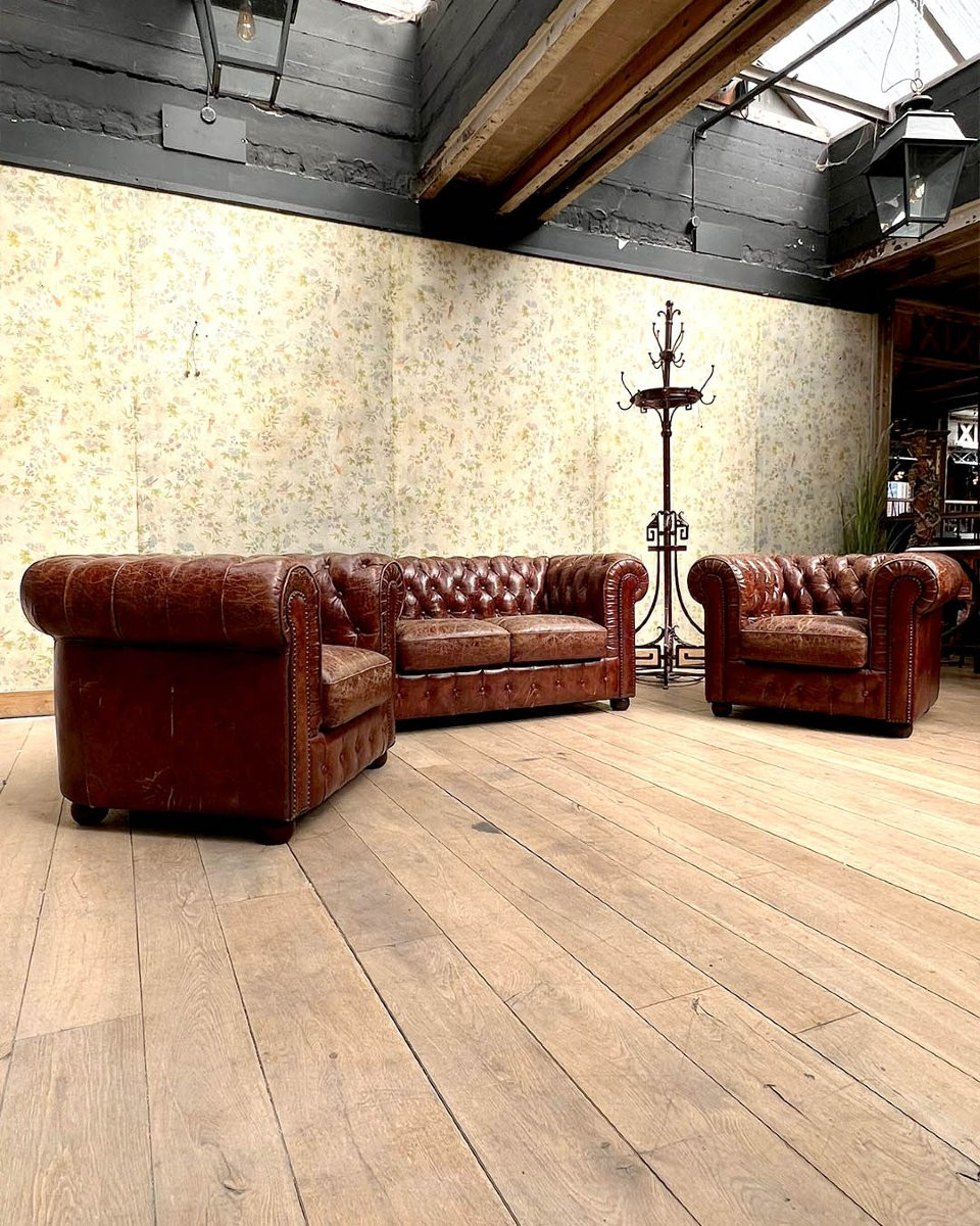 Salon chesterfield avec un canapé et deux fauteuils-photo-2