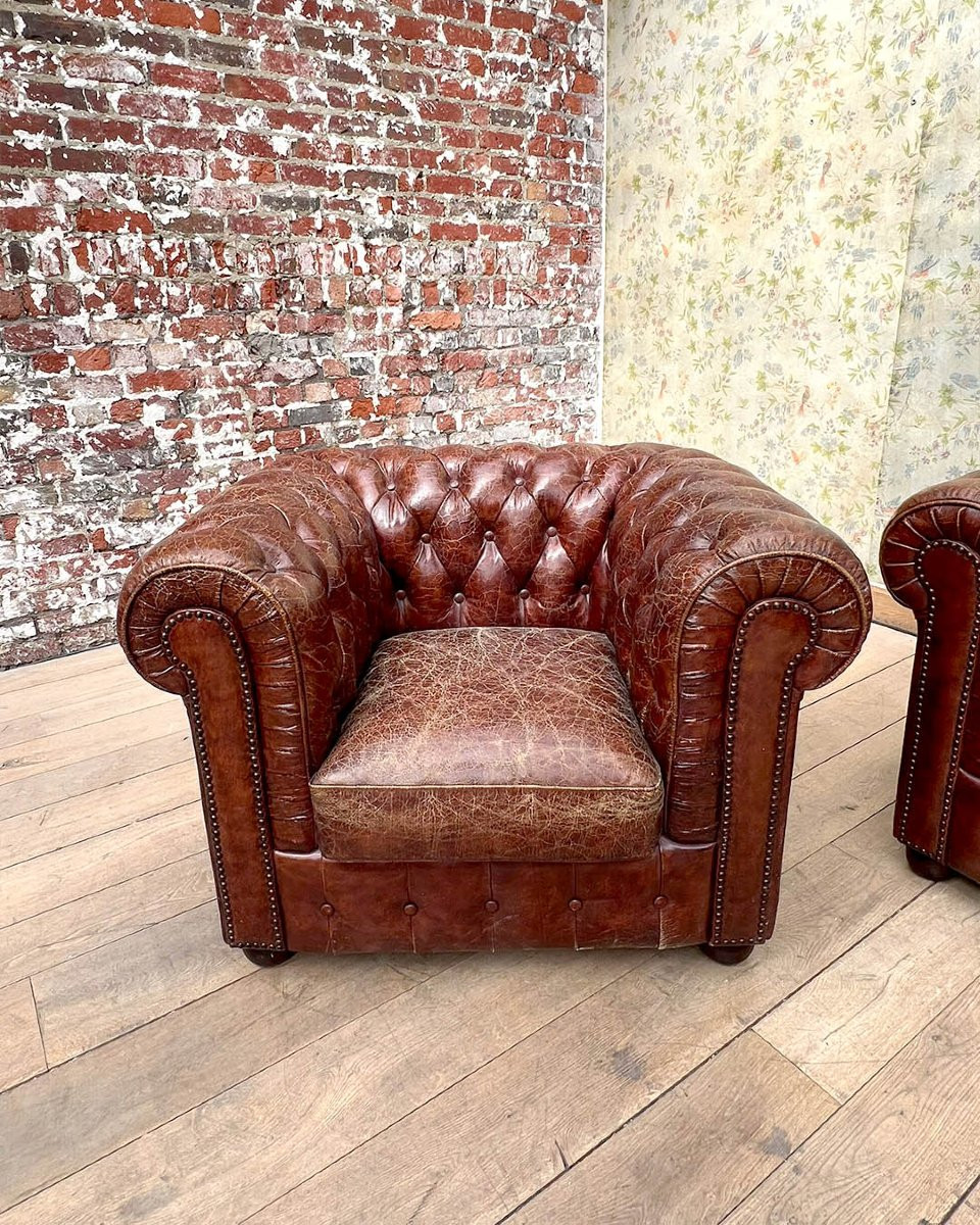 Salon chesterfield avec un canapé et deux fauteuils-photo-2
