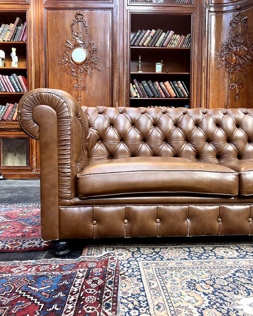 Chesterfield Sofa In Tufted Leather-photo-1
