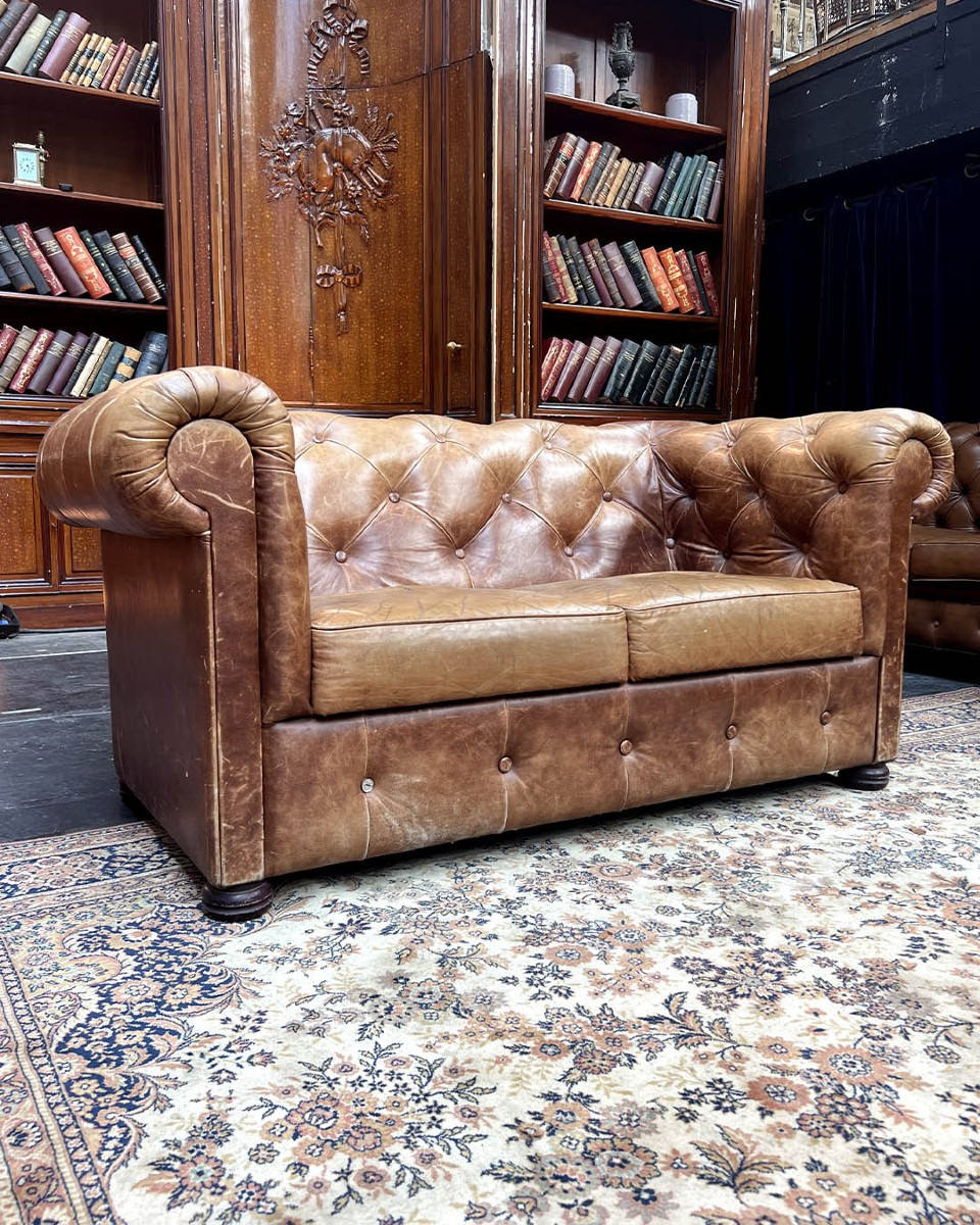 Canapé Chesterfield 2 places en cuir capitonné