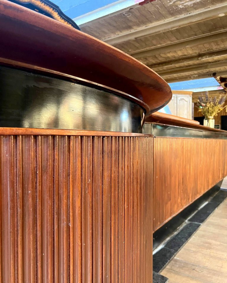 Bar contemporain design avec façade cannelée et plateau effet palissandre-photo-2