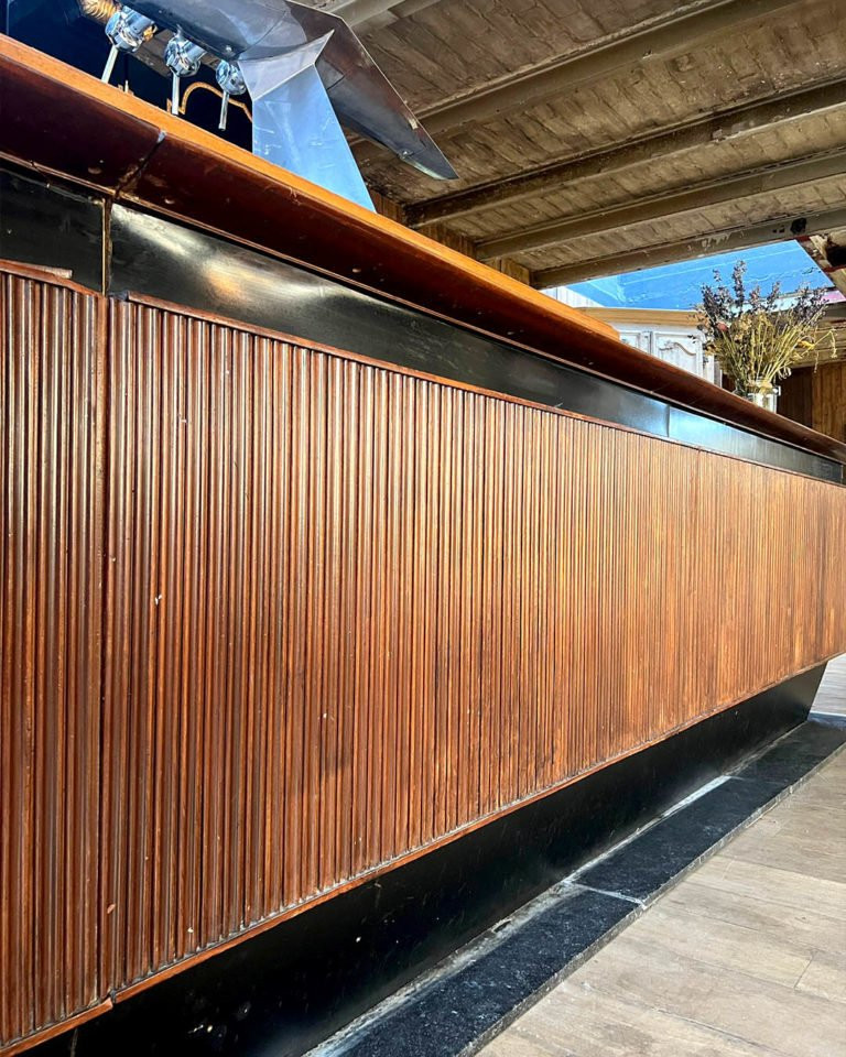 Bar contemporain design avec façade cannelée et plateau effet palissandre-photo-4