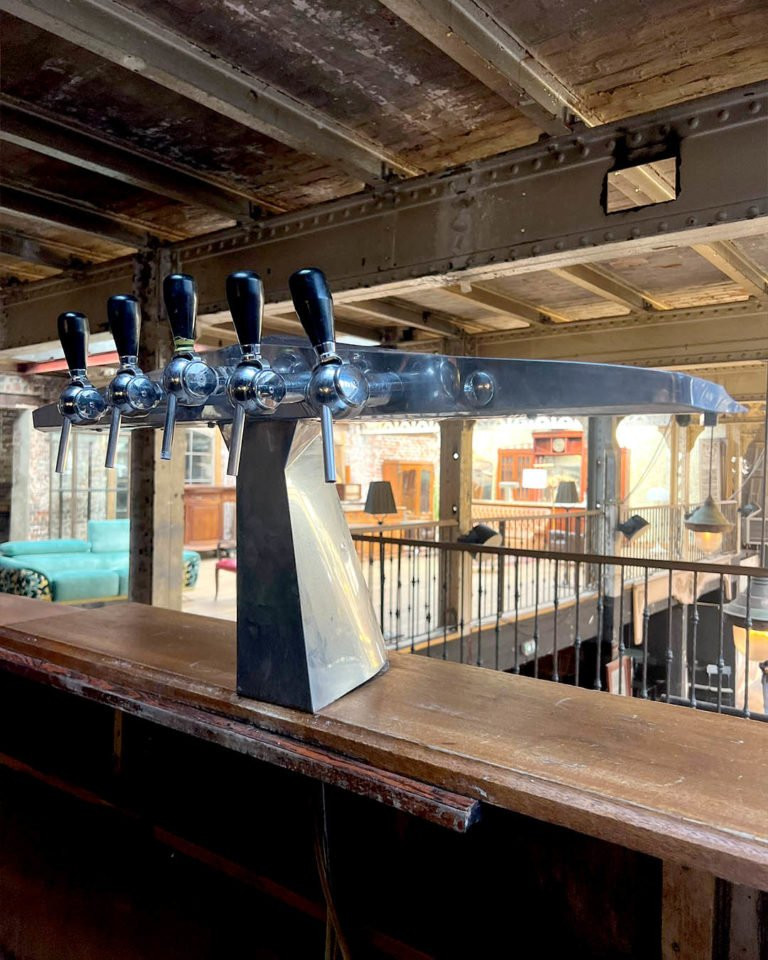 Bar contemporain design avec façade cannelée et plateau effet palissandre-photo-2