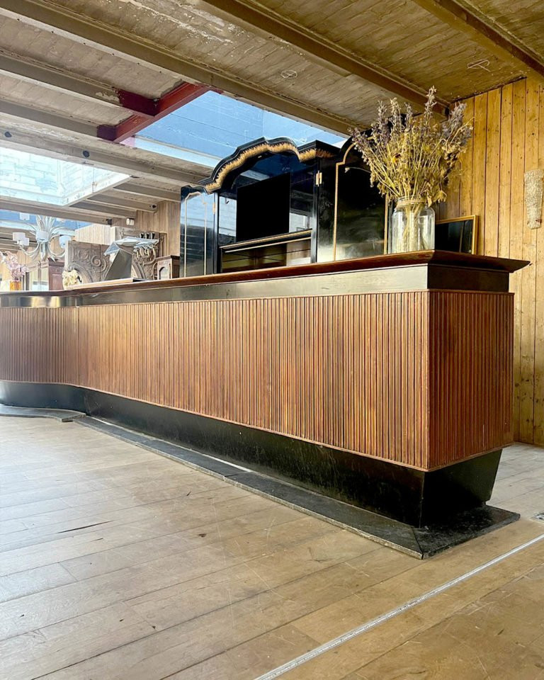 Bar contemporain design avec façade cannelée et plateau effet palissandre-photo-4