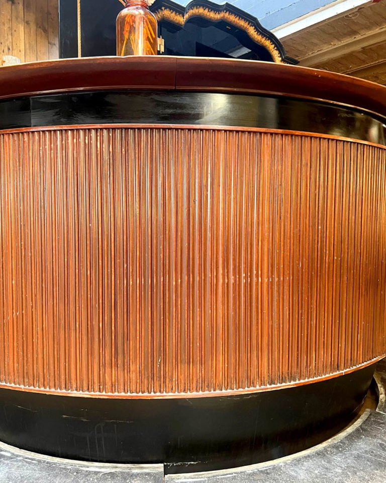 Bar contemporain design avec façade cannelée et plateau effet palissandre-photo-7