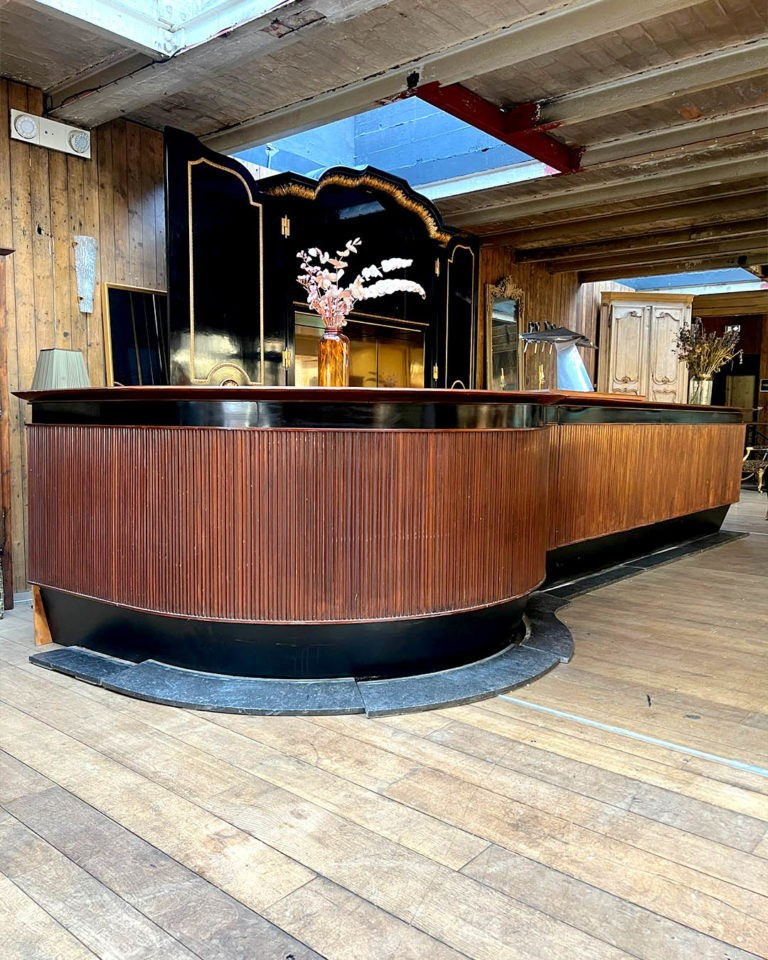 Bar contemporain design avec façade cannelée et plateau effet palissandre
