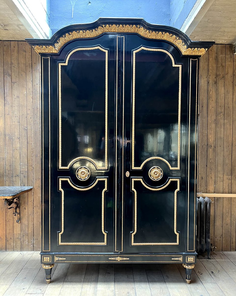 Grande armoire en bois noirci et bois doré-photo-2