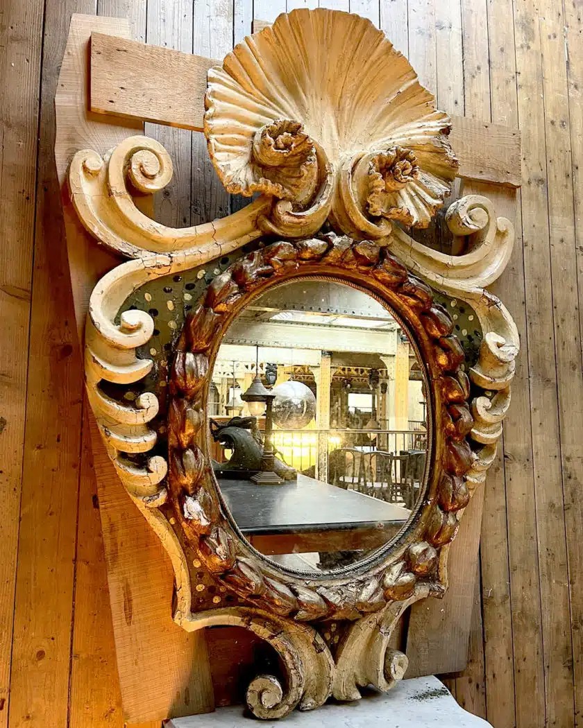 Grand miroir théâtral italien XVIIIe d’inspiration baroque