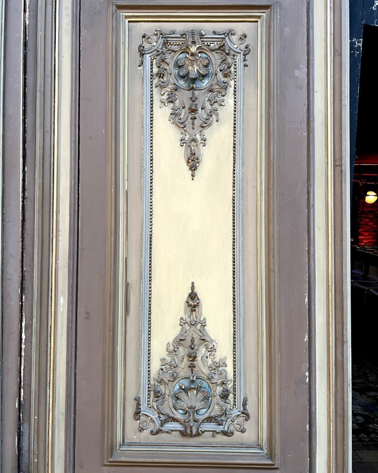 Panneau de boiserie et porte avec bâti d’esprit Louis XV-photo-1