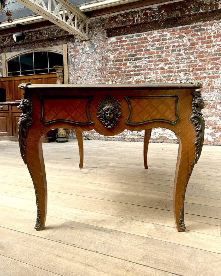Bureau de style Louis XV avec ses bronzes d’origine-photo-3