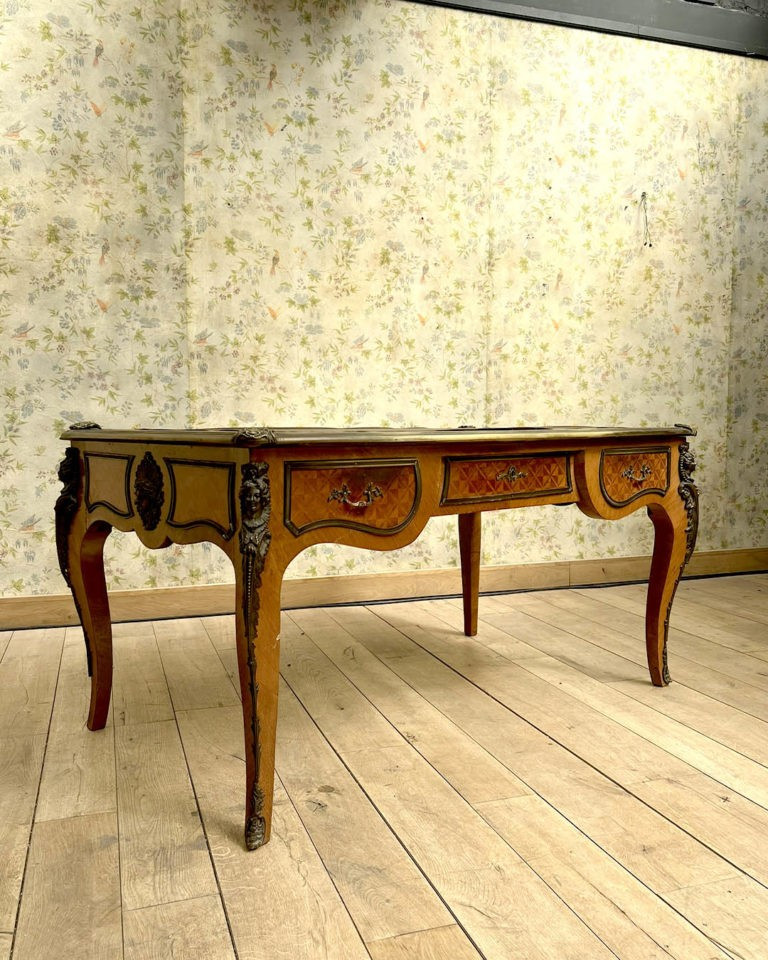 Bureau de style Louis XV avec ses bronzes d’origine