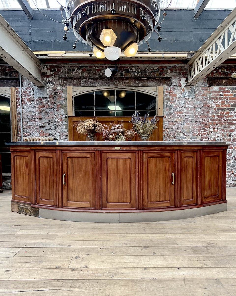 Bar arrondi avec plateau et plinthe inox, circa 1930