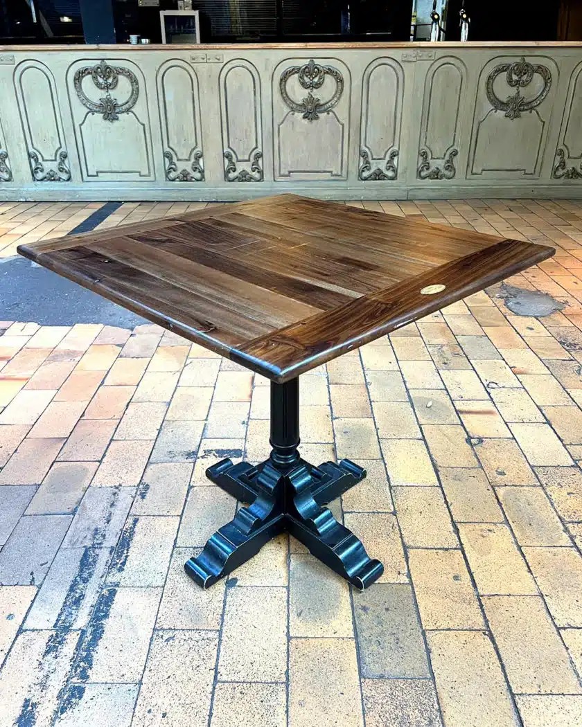 Table piètement en bois peint en noir