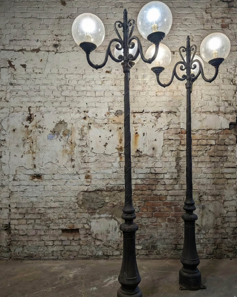 Paire de grands lampadaires anciens en fonte style 1900 – 3 globes