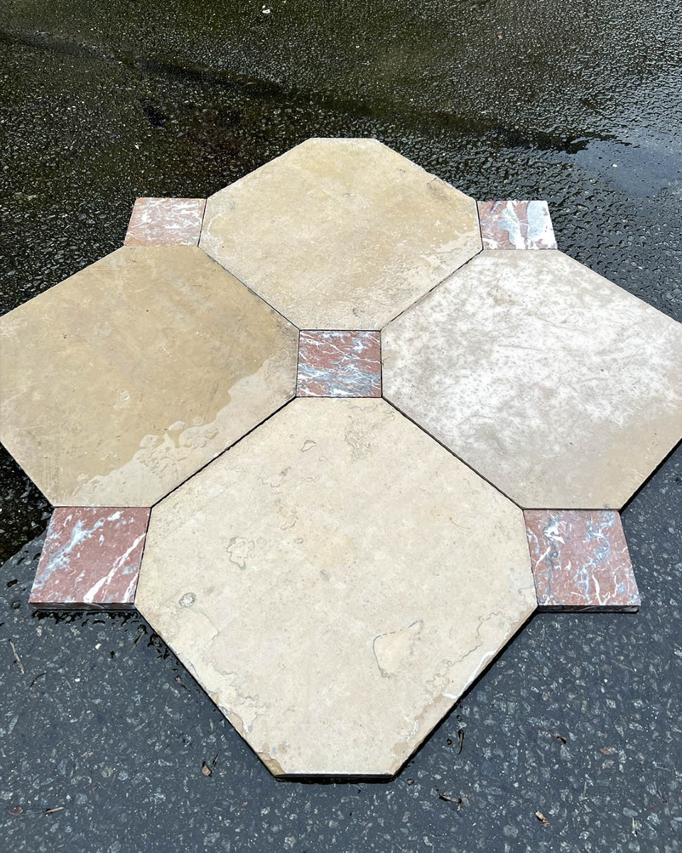 Sol en marbre blanc à cabochon rouge 65m²