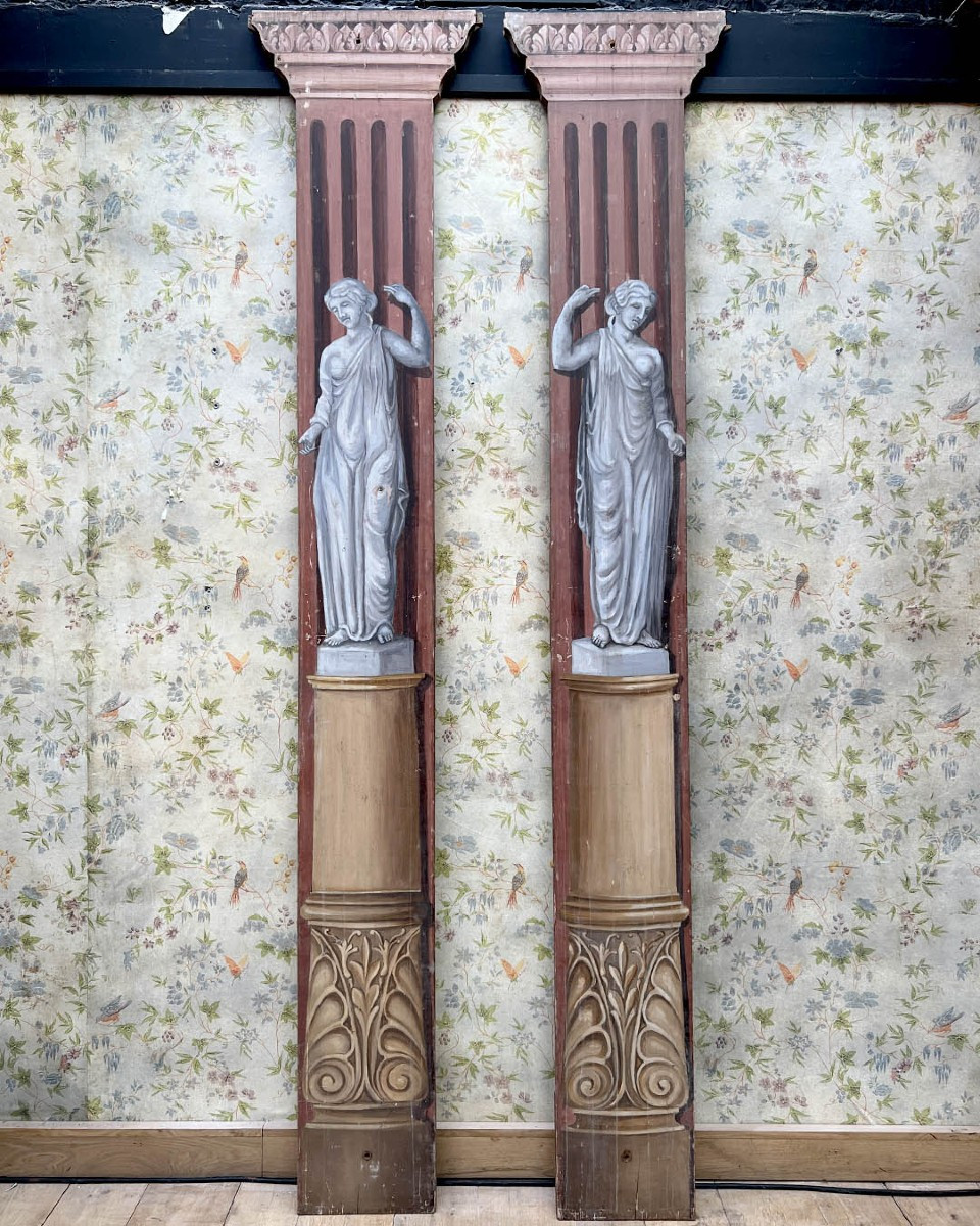 Paires de colonnes de scène en bois peintes en faux marbre et d’après