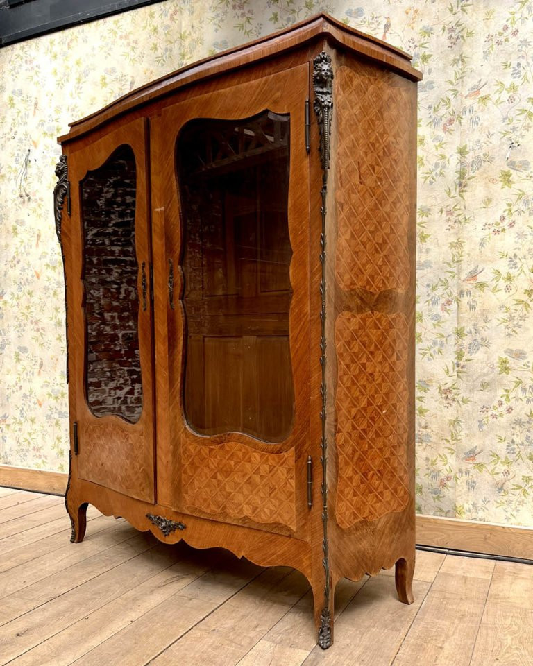 Vitrine de style Louis XV avec ses bronzes d’origine-photo-2