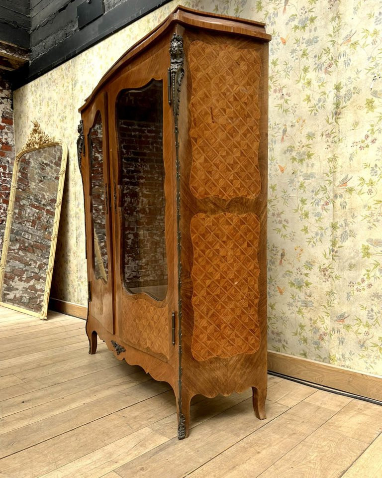 Vitrine de style Louis XV avec ses bronzes d’origine-photo-1