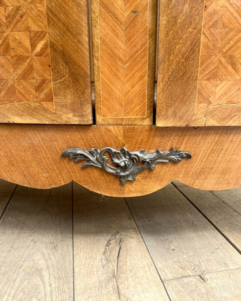 Vitrine de style Louis XV avec ses bronzes d’origine-photo-2