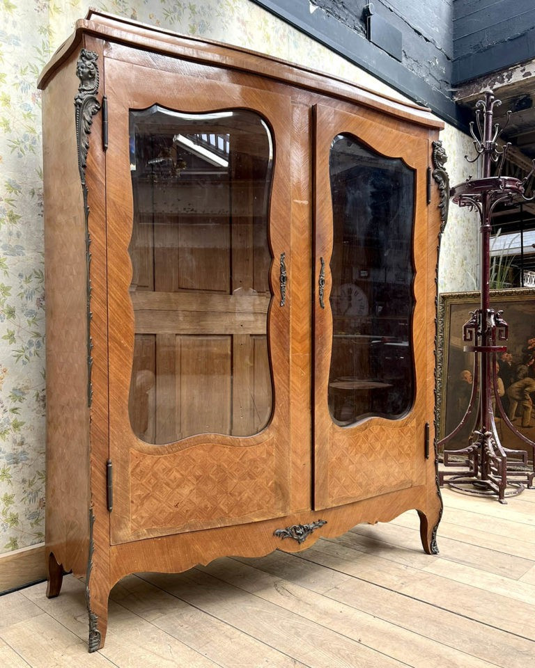 Vitrine de style Louis XV avec ses bronzes d’origine