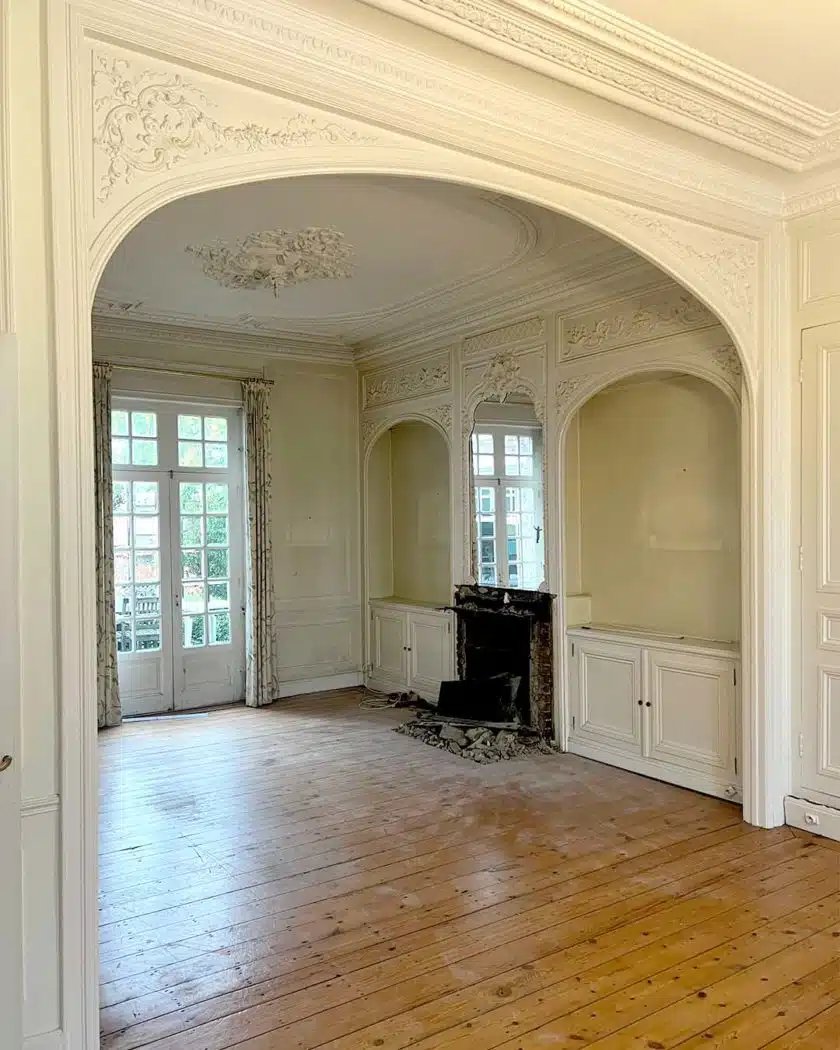 Boiserie d’entourage de cheminée avec paire d’alcove-photo-1