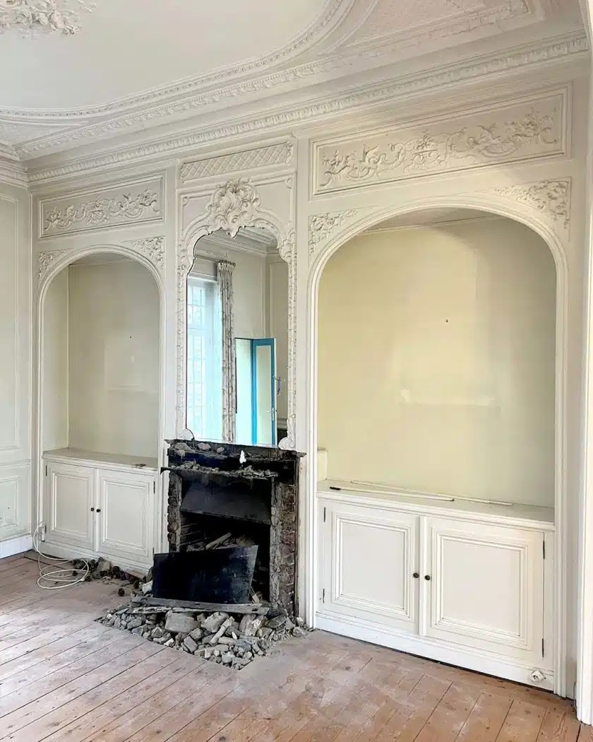 Boiserie d’entourage de cheminée avec paire d’alcove
