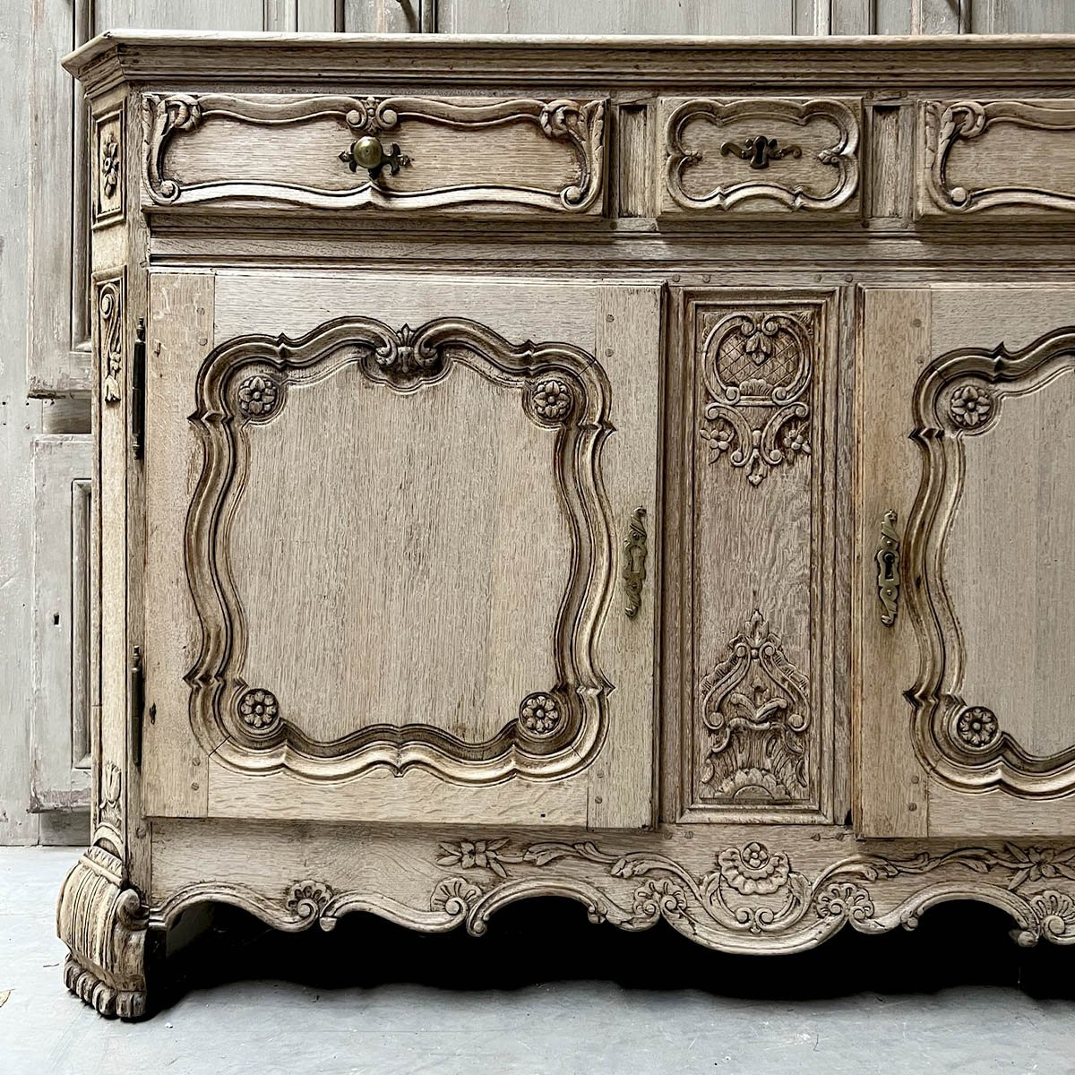 Armoire d’angle décapée en chêne d’esprit Louis XV-photo-4