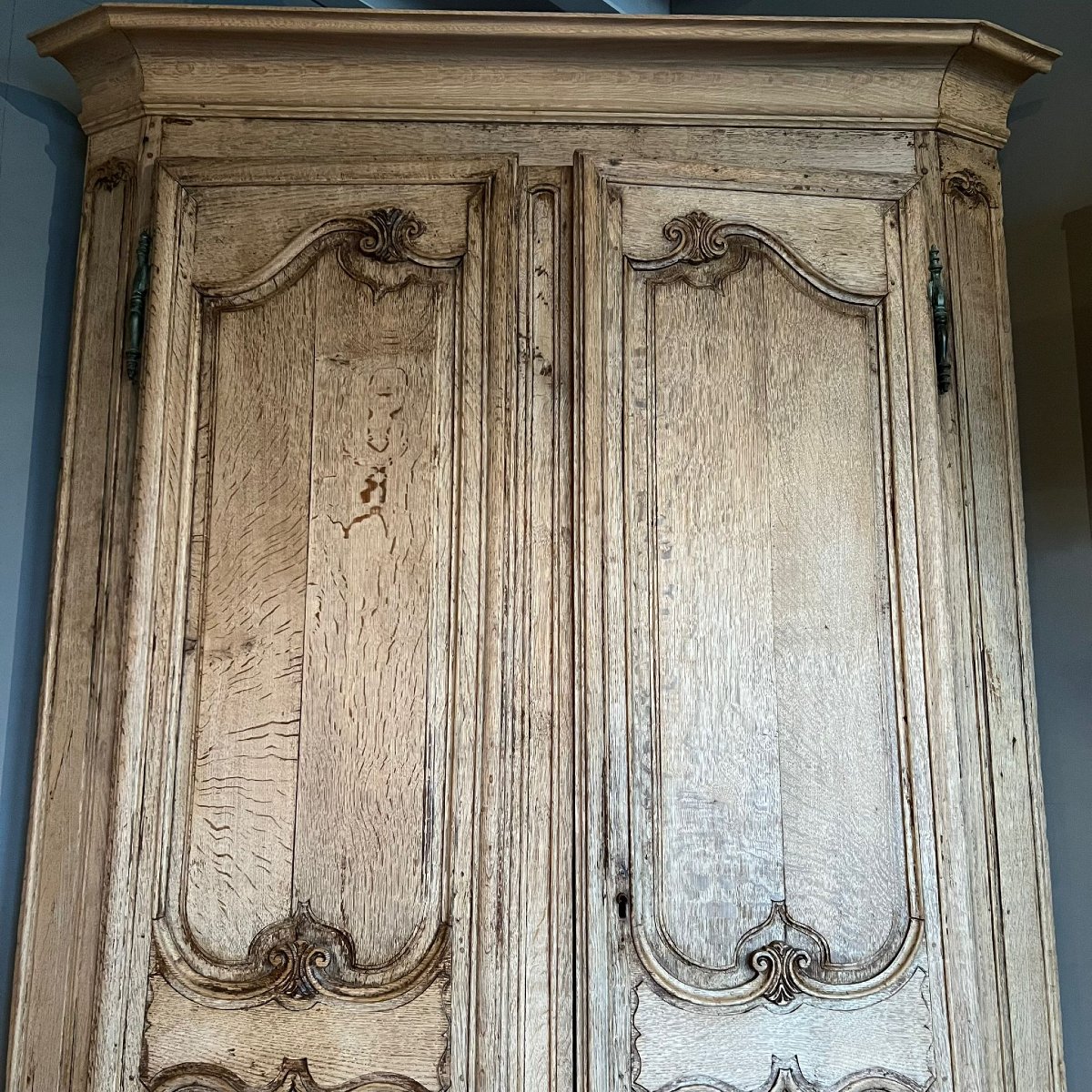 Armoire d’angle décapée en chêne d’esprit Louis XV-photo-3