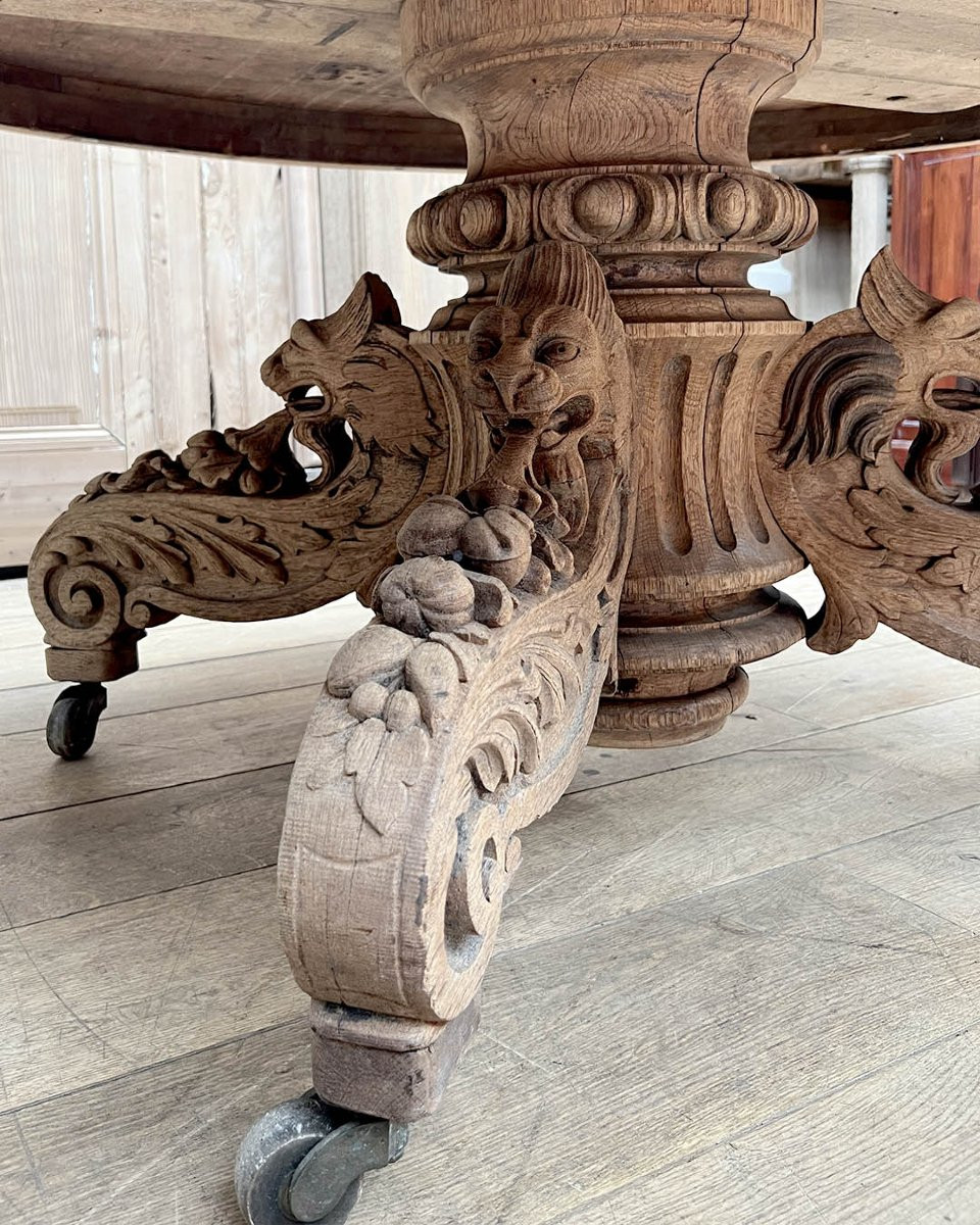 Table ovale en chêne sculpté sur piètement central à roulettes d’esprit Napoléon III-photo-1