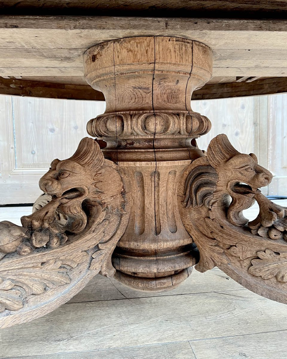 Table ovale en chêne sculpté sur piètement central à roulettes d’esprit Napoléon III-photo-2