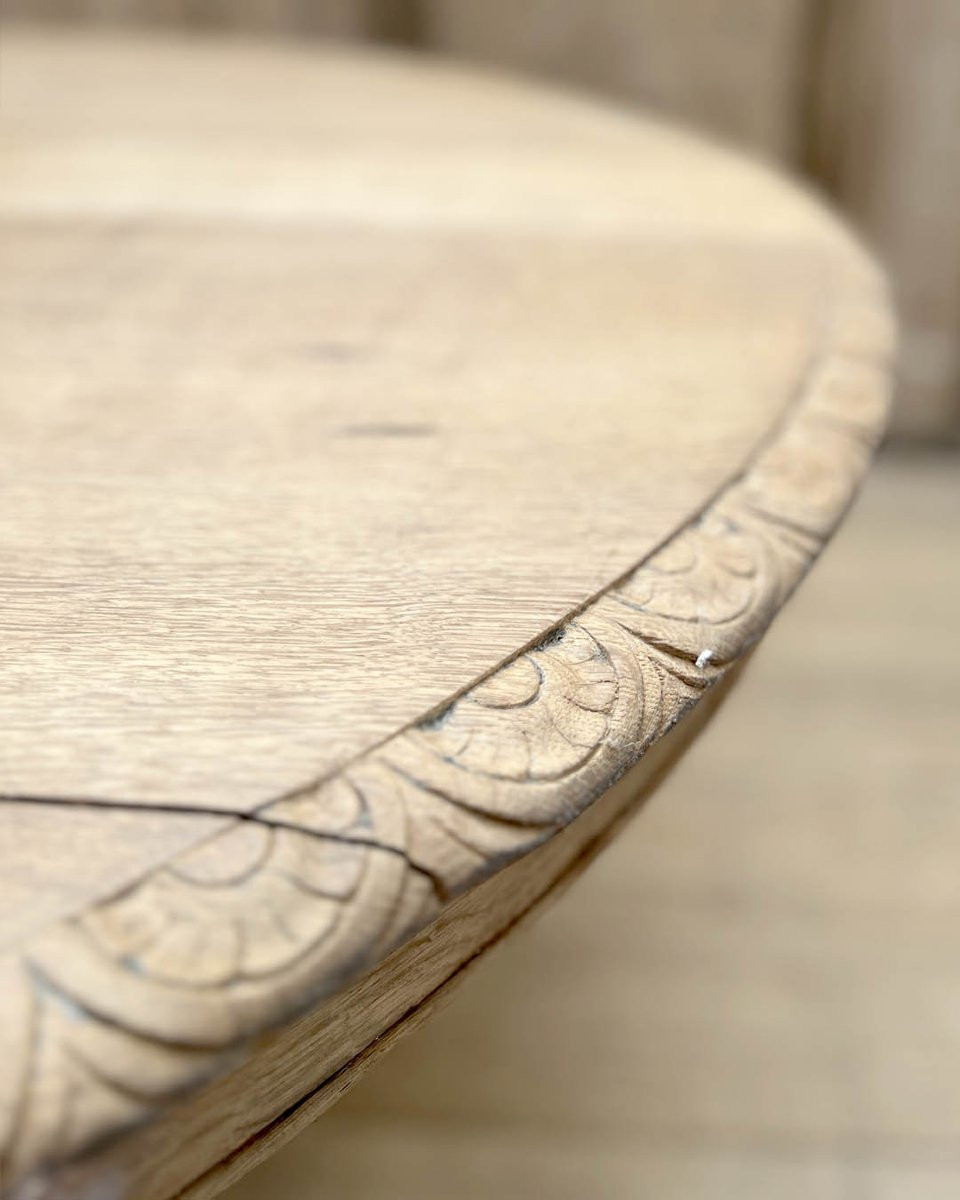 Table ovale en chêne sculpté sur piètement central à roulettes d’esprit Napoléon III-photo-4