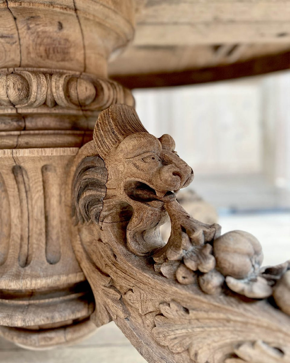 Table ovale en chêne sculpté sur piètement central à roulettes d’esprit Napoléon III-photo-5