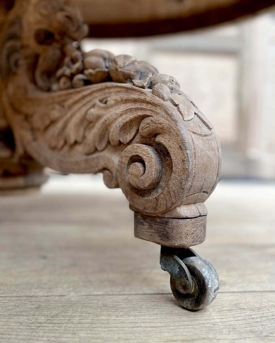 Table ovale en chêne sculpté sur piètement central à roulettes d’esprit Napoléon III-photo-7