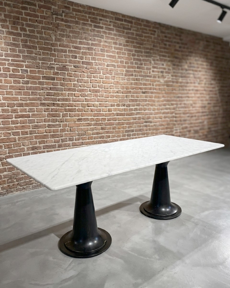 Table à manger en marbre blanc et piètement en métal noir