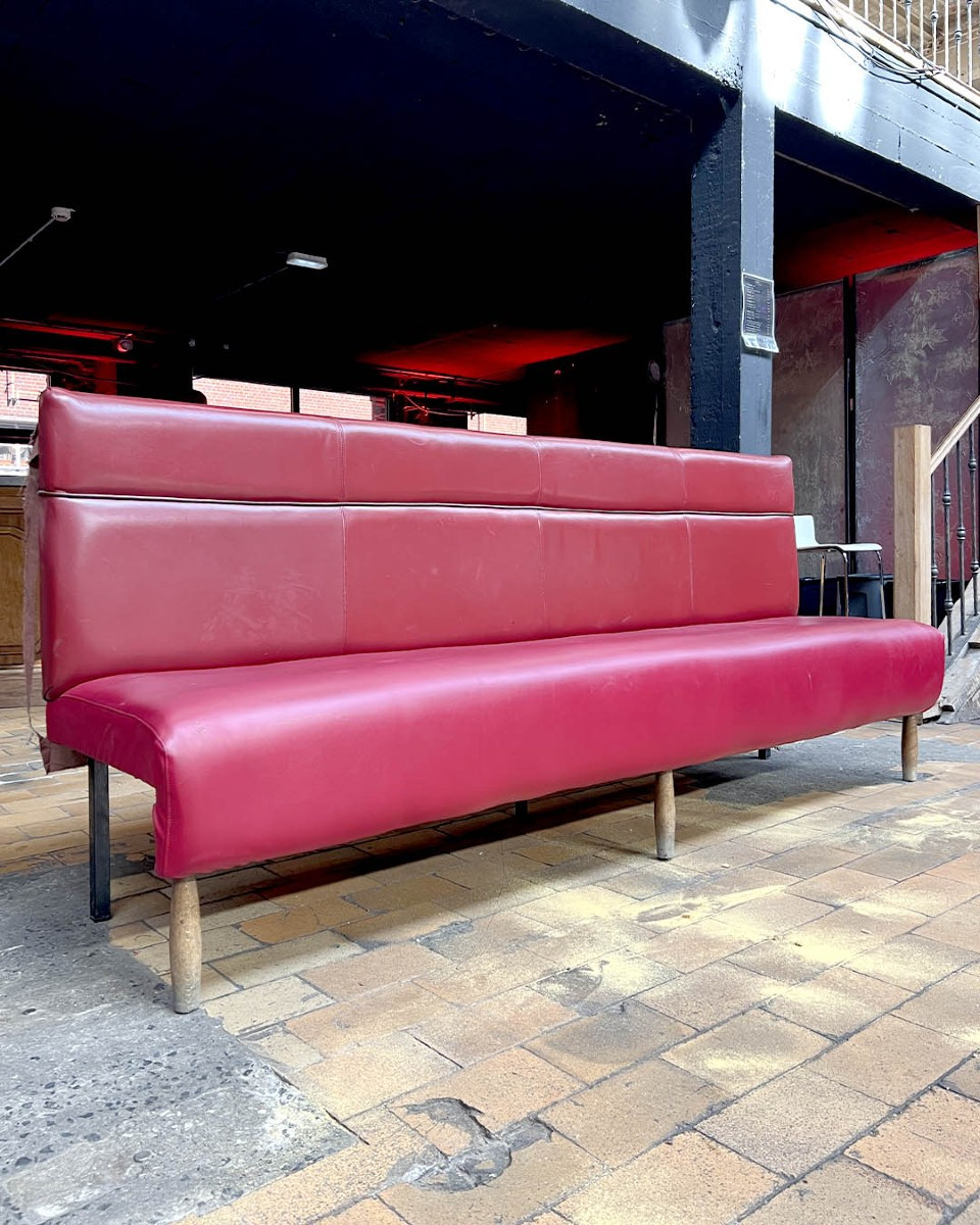 Lot de banquettes en cuir rouge et skaï rouge d’esprit Art Déco, 40m linéaire