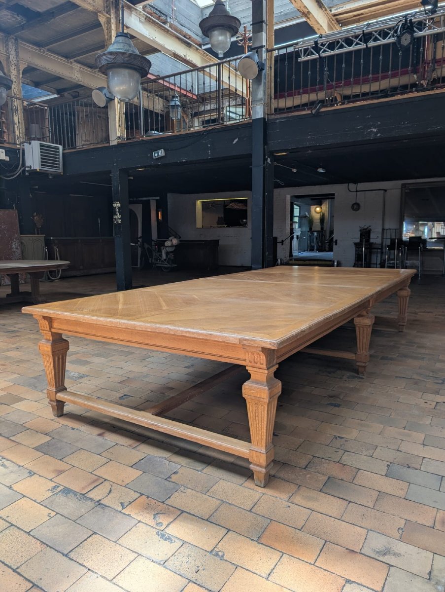 Grande table de conférence chêne marqueterie géométrique Banque de France — 398 × 180 cm