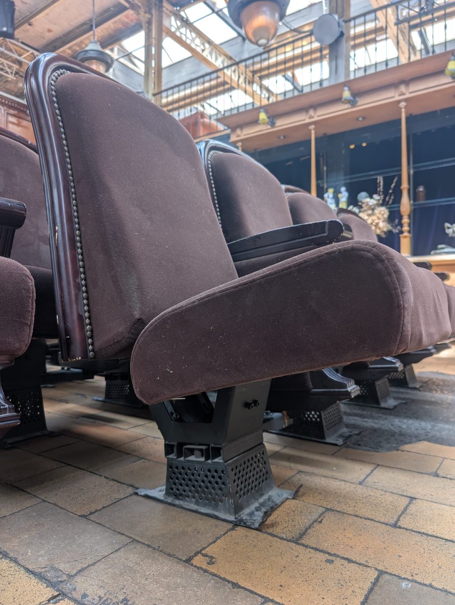 Lot de 25 anciens fauteuils de théâtre, bois et velours-photo-2