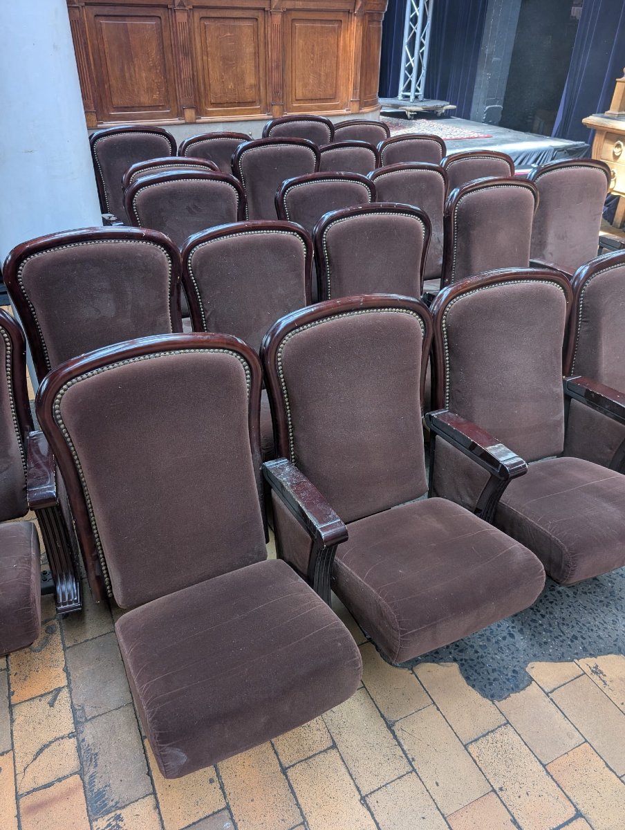 Lot de 25 anciens fauteuils de théâtre, bois et velours-photo-3
