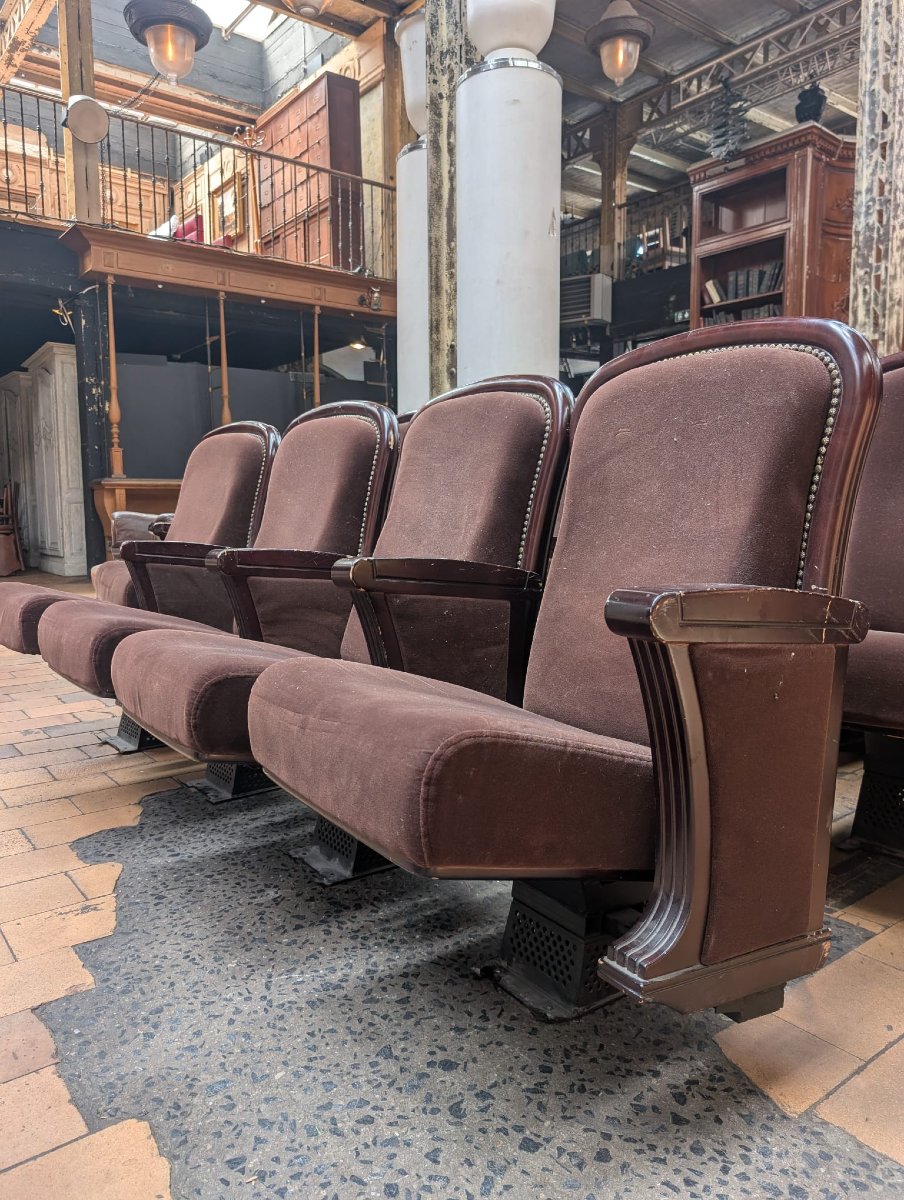 Lot de 25 anciens fauteuils de théâtre, bois et velours-photo-4