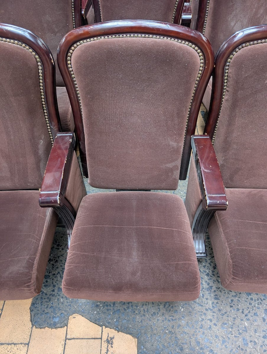 Lot de 25 anciens fauteuils de théâtre, bois et velours-photo-1